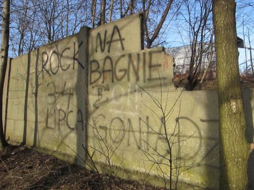 Napis na murze: Rock na Bagnie 15